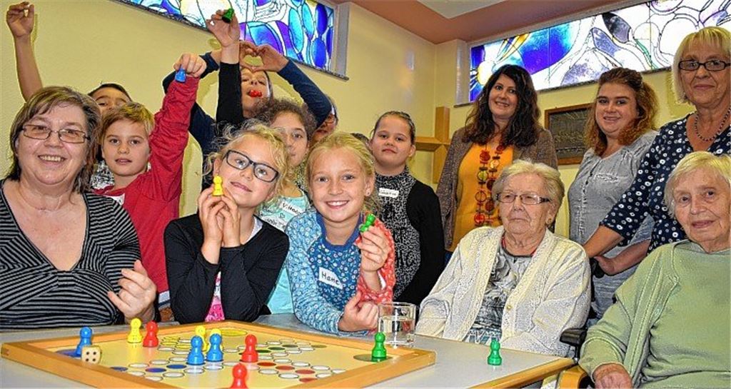 Jung und Alt genießen das gemeinsame Spiel
