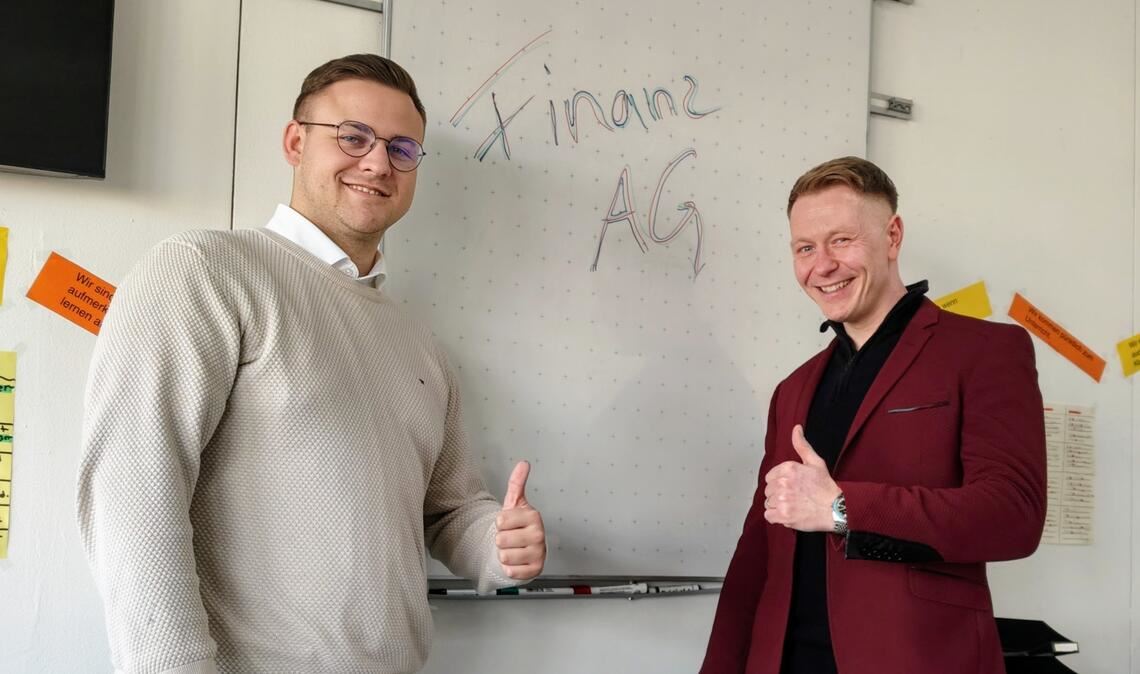 Positives Fazit: Fabian Kramer (li.) und Tony Christian bieten als Wirtschaftsjunioren erstmals eine Arbeitsgemeinschaft für Wiernsheimer Schülerinnen und Schüler an, bei der Wirtschafts- und Finanzthemen im Vordergrund stehen. Foto: WJ Nordschwarzwald