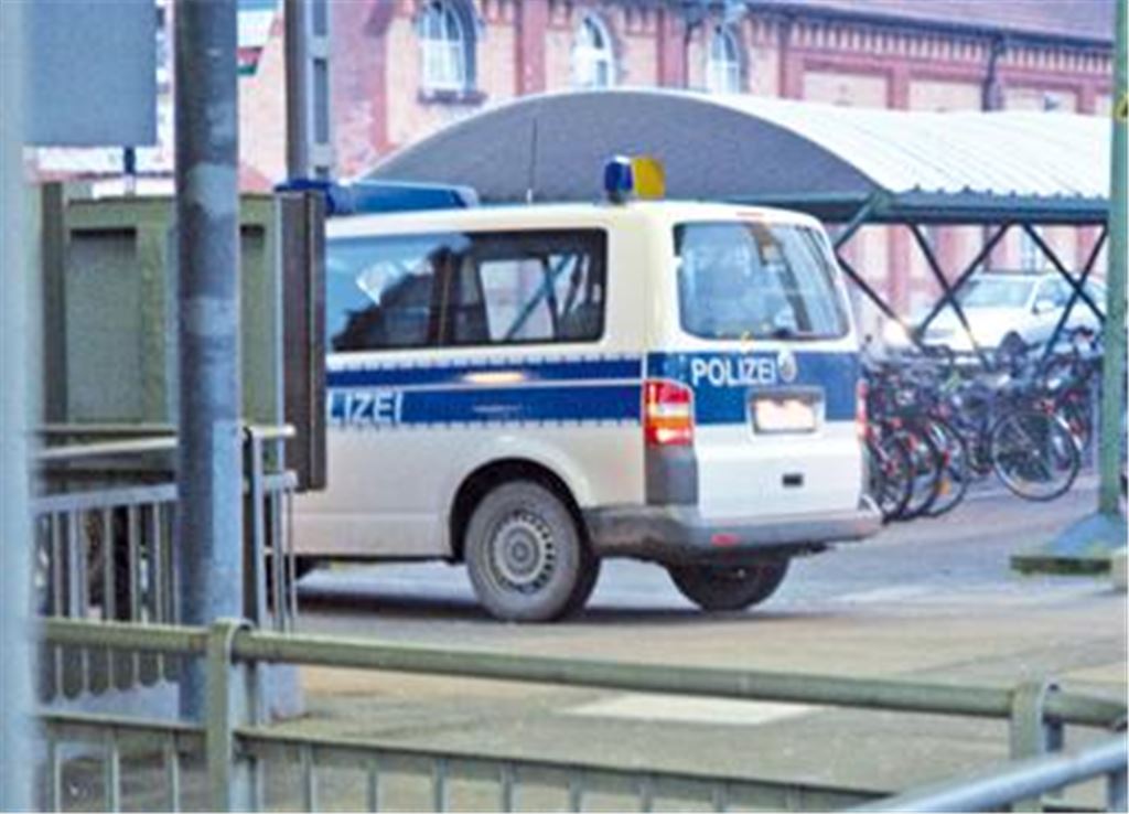 Posten an der Strecke: eine Streife der Bundespolizei sichert den Bahnhof Mühlacker. Foto: Eier