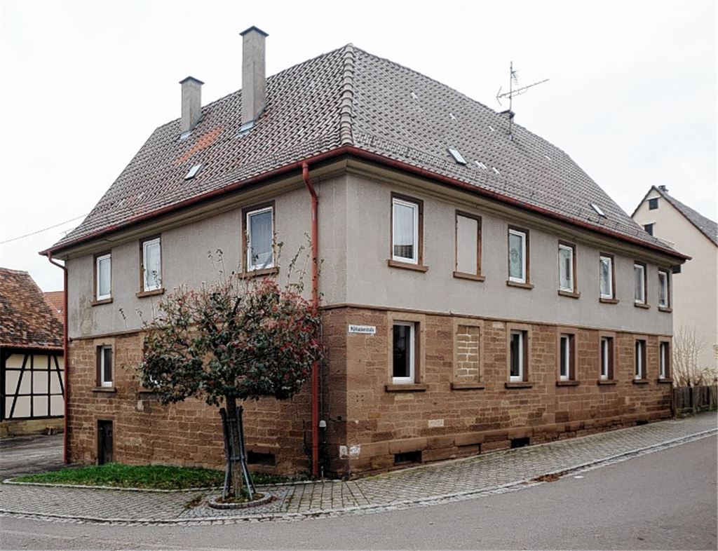 Poststraße 4 in Zaisersweiher: Das städtische Gebäude soll 2014 zu einer Obdachlosen- und Asylbewerberunterkunft umgebaut werden. 