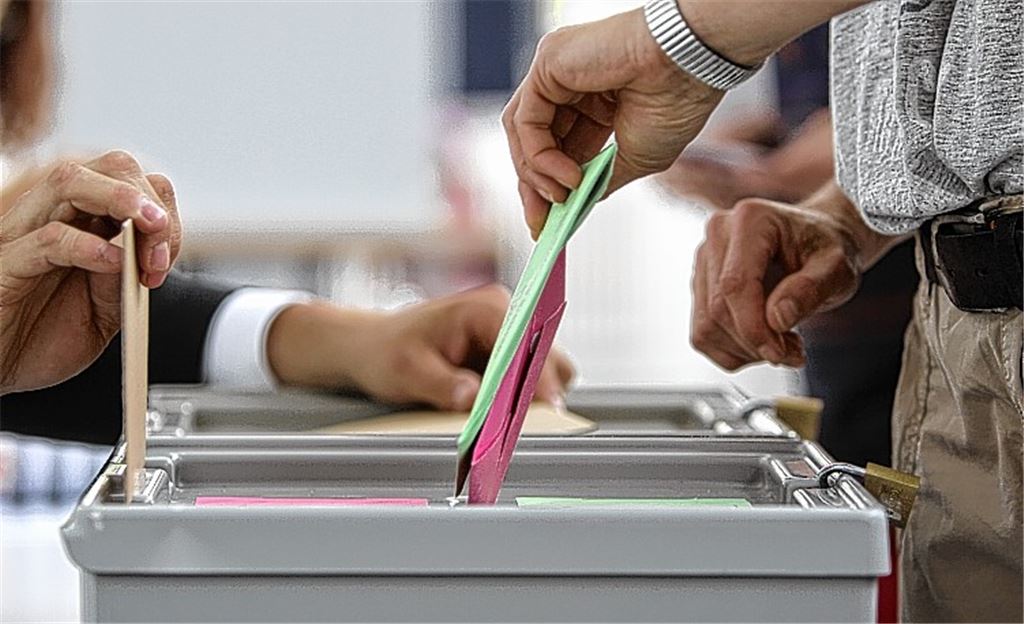 Postwurfsendung an die Politik: Der Inhalt im Umschlag bestimmt die künftige Marschrichtung in Gemeinderat, Kreistag und im Parlament der Europäischen Union mit. 