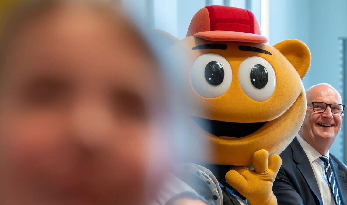 Potsdam: Maskottchen „Flimmy“ und Woidke schauen Kindern beim Ideen-Wettbewerb über die Schulter
