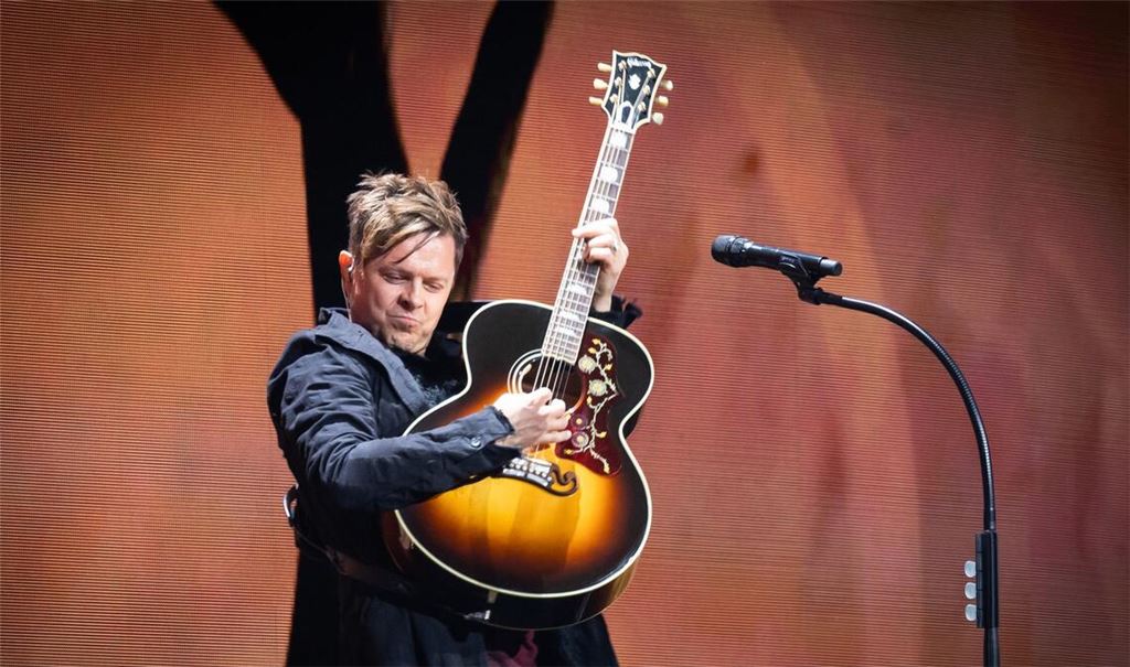 Power-Pop ohne Spur von Müdigkeit: Michael Patrick Kelly begeistert seine Fans drei Stunden lang in der Schleyerhalle.