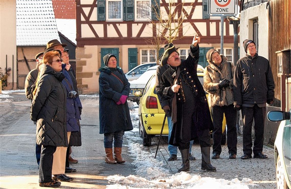 Prächtige Fachwerkhäuser erzählen aus vergangenen Zeiten. Dass Lienzingen jede Menge Geschichten zu bieten hat, weiß niemand besser als Roland Straub, im Bild als Schultheiß gekleidet.