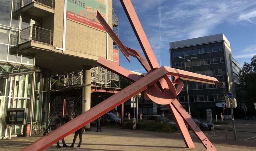 Prägt Stuttgart mit: Mark di Suveros Großplastik „Lobotschevsky“ vor dem Treffpunkt Rotebühlplatz