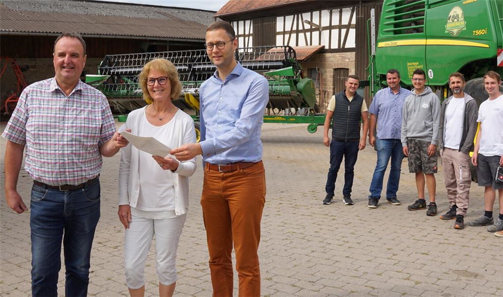 Präsentieren Zahlen zur Ernte (v. li.): Ulrich Horsch, Betriebsleiter des Elfinger Hofes, Corinna Benkel, Leiterin des Landwirtschaftsamtes, Holger Nickel, Dezernent für Landwirtschaft, Forsten und öffentliche Ordnung beim Landratsamt, Michael Maurer vom Landwirtschaftsamt, Michael Maurer vom Landwirtschaftsamt, Joachim Fuchs, Vertreter des Bauernverbands, der Sohn von Ulrich Horsch, Klaus Dobler, Störrmühle Knittlingen und dessen Neffe, Obermeister Martin Reinhardt, Bäcker-Innung Alb-Neckar-Nordschwarzwald. Foto: Bastian