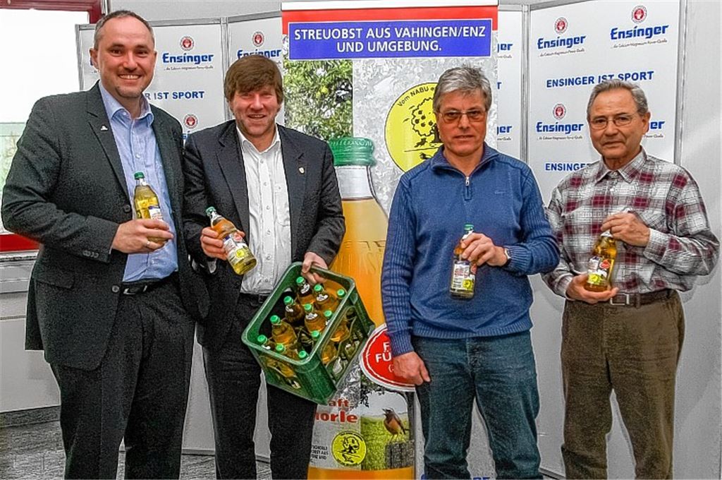 Präsentieren den aktuellen Jahrgang der Streuobstwiesen-Apfelschorle (v.li.): Stefan Schurr (Ensinger Mineral-Heilquellen), Dr. Markus Rösler (MdL und Sprecher des NABU-Bundesfachausschusses Streuobst), Lothar Grau (NABU) und Gerhard Haffner (Imker und OGV Vaihingen). Foto: Simecek