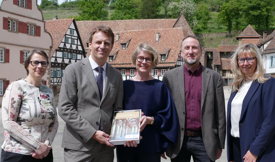 Präsentieren den neuen Band über das Kloster Maulbronn: Sandra Eberle, Konservatorin Staatliche Schlösser und Gärten, Kai Fischer, Abteilungsleiter Finanzministerium, Patricia Alberth, Geschäftsführerin Staatliche Schlösser und Gärten, Michael Kohler, Programmleiter Verlag Regionalkultur, und Alexandra Müller, Leiterin Kloster Maulbronn (v.li.). Foto: Weimper