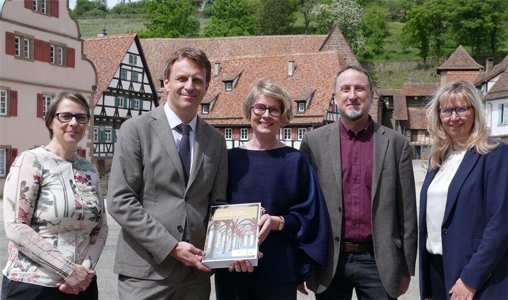 Präsentieren den neuen Band über das Kloster Maulbronn: Sandra Eberle, Konservatorin Staatliche Schlösser und Gärten, Kai Fischer, Abteilungsleiter Finanzministerium, Patricia Alberth, Geschäftsführerin Staatliche Schlösser und Gärten, Michael Kohler, Programmleiter Verlag Regionalkultur, und Alexandra Müller, Leiterin Kloster Maulbronn (v.li.). Foto: Weimper