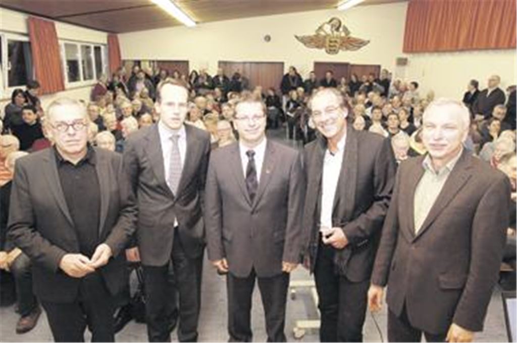 Präsentieren die Ideen für die Entwicklung des ehemaligen Schenk-Areals: Architekt Werner Schwarz (v.li.), Insolvenzverwalter Dr. Philipp Grub, Bürgermeister Andreas Felchle, Stadtplaner Werner Gerhardt und Bauamtsleiter Dieter Rein. Um die ehrgeizigen Pläne für ein neues Maulbronner Stadtquartier verwirklichen zu können, fehlen allerdings noch finanzstarke Investoren. Foto: Disselhoff