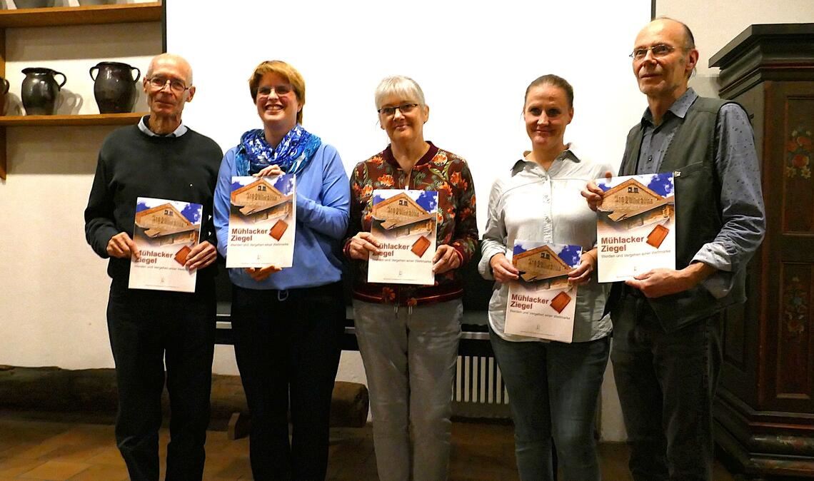 Präsentieren die neue Ziegelei-Broschüre (v. li.): Wolfgang Rieger, Historisch-Archäologischen Verein (HAV), Dr. Martina Terp-Schunter, Leiterin vhs Mühlacker, Ute Wittmann, HAV, Dr. Inga Kretschmer, Landesamt für Denkmalpflege, Manfred Rapp, HAV . Foto: Weimper