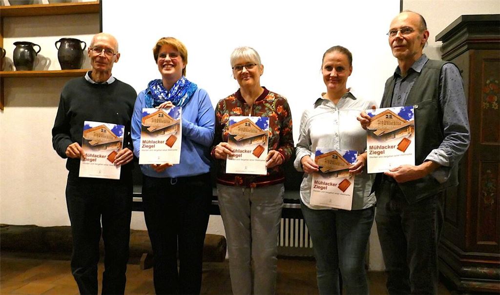 Präsentieren die neue Ziegelei-Broschüre (v. li.): Wolfgang Rieger, Historisch-Archäologischen Verein (HAV), Dr. Martina Terp-Schunter, Leiterin vhs Mühlacker, Ute Wittmann, HAV, Dr. Inga Kretschmer, Landesamt für Denkmalpflege, Manfred Rapp, HAV . Foto: Weimper