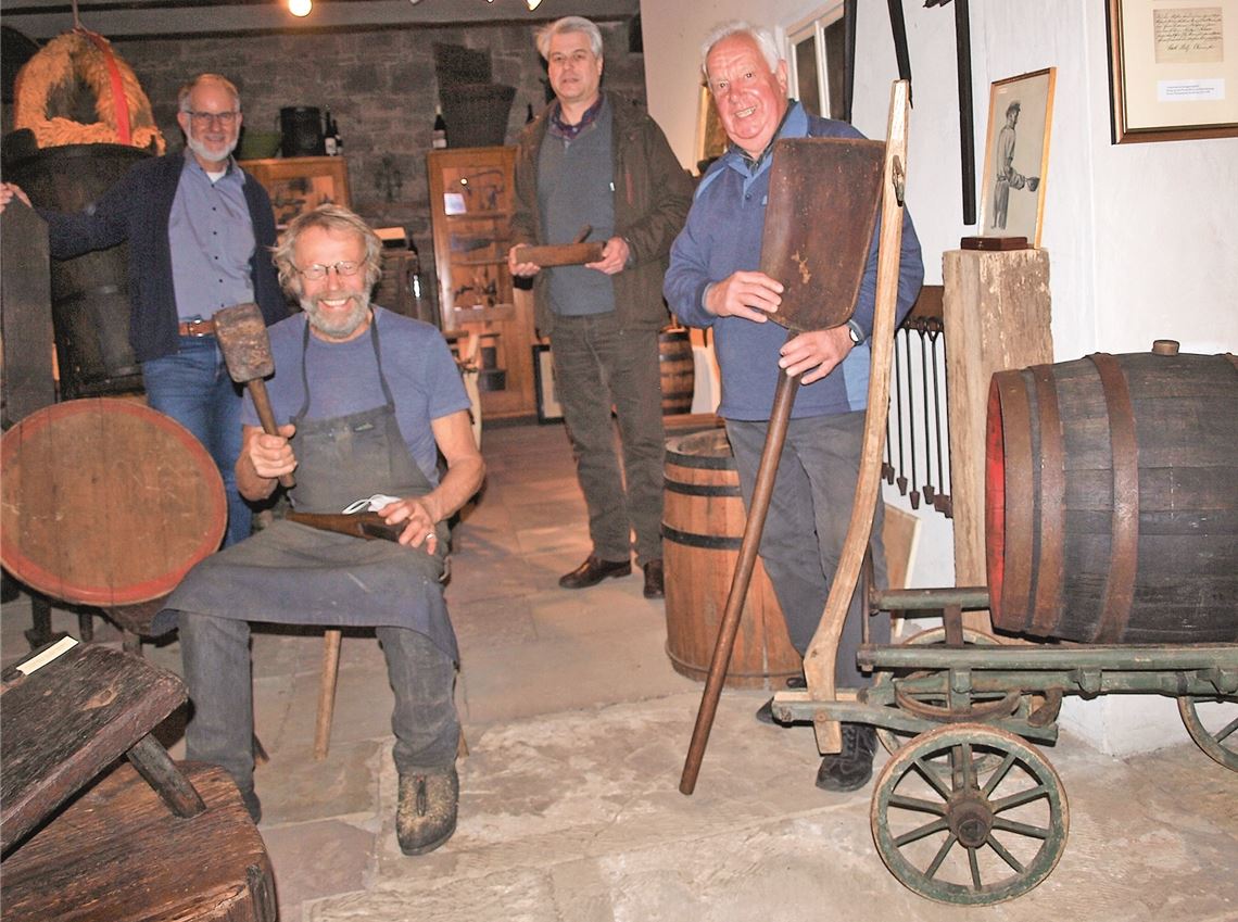 Präsentieren die neuen Exponate im Schafhof (v. li.): Peter Krüger, Vize des Geschichts- und Heimatvereins, Hobby-Küfer Dieter Ziegelbauer, Maulbronns Stadtarchivar Martin Ehlers und der Vereinsvorsitzende Kurt Haas. Foto: Filitz