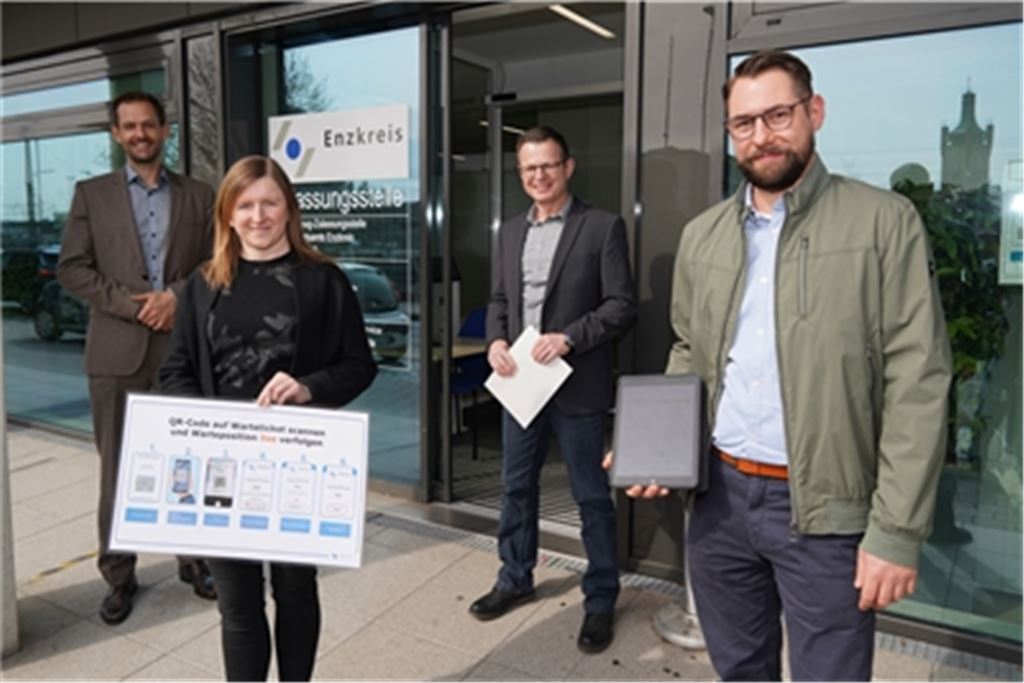 Präsentieren die neuen Service-Angebote: Landrat Bastian Rosenau, die stellvertretende Leiterin der Kfz-Zulassungsbehörde, Katharina Horak, Straßenverkehrsamtsleiter Oliver Müller und Zulassungsbehörden-Leiter Michael Legner (v. li.). Foto: Roller