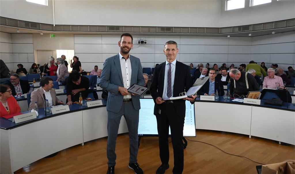 Präsentieren einen Krisen-Haushaltsplanentwurf für das kommende Jahr und warnen vor dem Kollaps: Landrat Bastian Rosenau (li.) und Kämmerer Frank Stephan. Foto: Bott