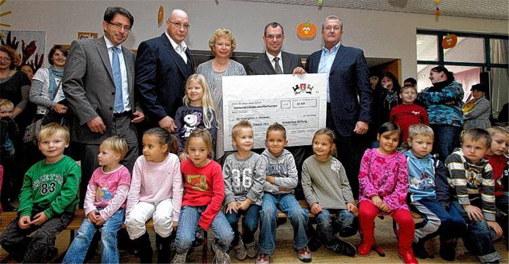 Präsentieren einen dicken Spendenscheck zugunsten von Kindern (v. re.): Dr. Wendelin Wiedeking, Oberbürgermeister Frank Schneider, Ruth Wiedeking, Uwe Hück und Hans-Ulrich Wetzel.Fotos: Tilo Keller