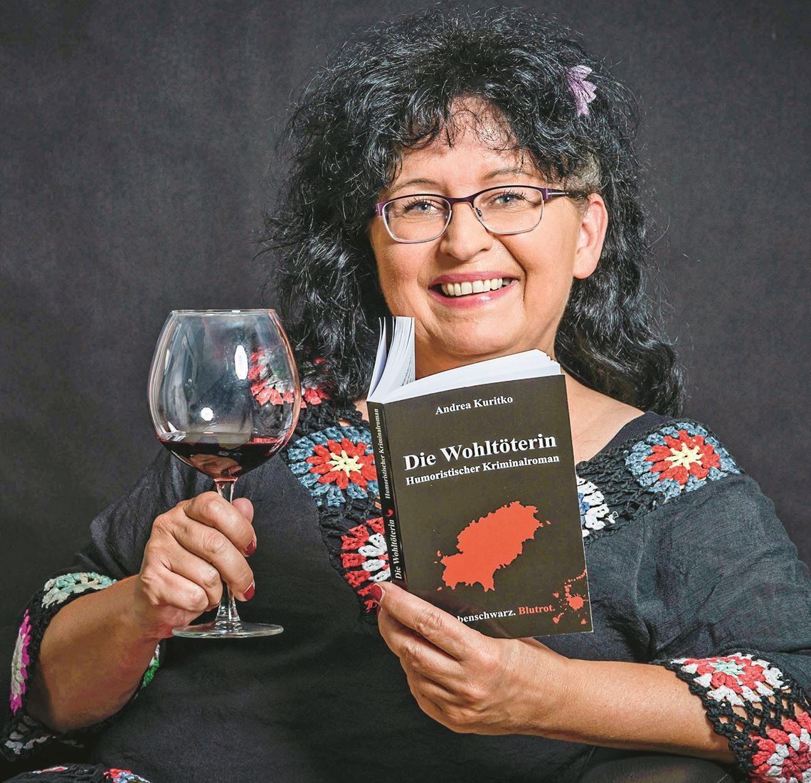 Präsentiert freudig ihr Buch, in dem es um Jette und ihr Hausmädchen Conzuela geht, die beim einen oder anderen Glas Rotwein besondere Fälle lösen: die Wiernsheimer Autorin Andrea KuritkoFoto: Lonniegraphie