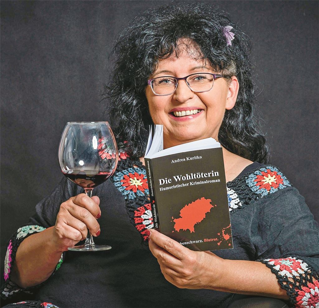 Präsentiert freudig ihr Buch, in dem es um Jette und ihr Hausmädchen Conzuela geht, die beim einen oder anderen Glas Rotwein besondere Fälle lösen: die Wiernsheimer Autorin Andrea KuritkoFoto: Lonniegraphie