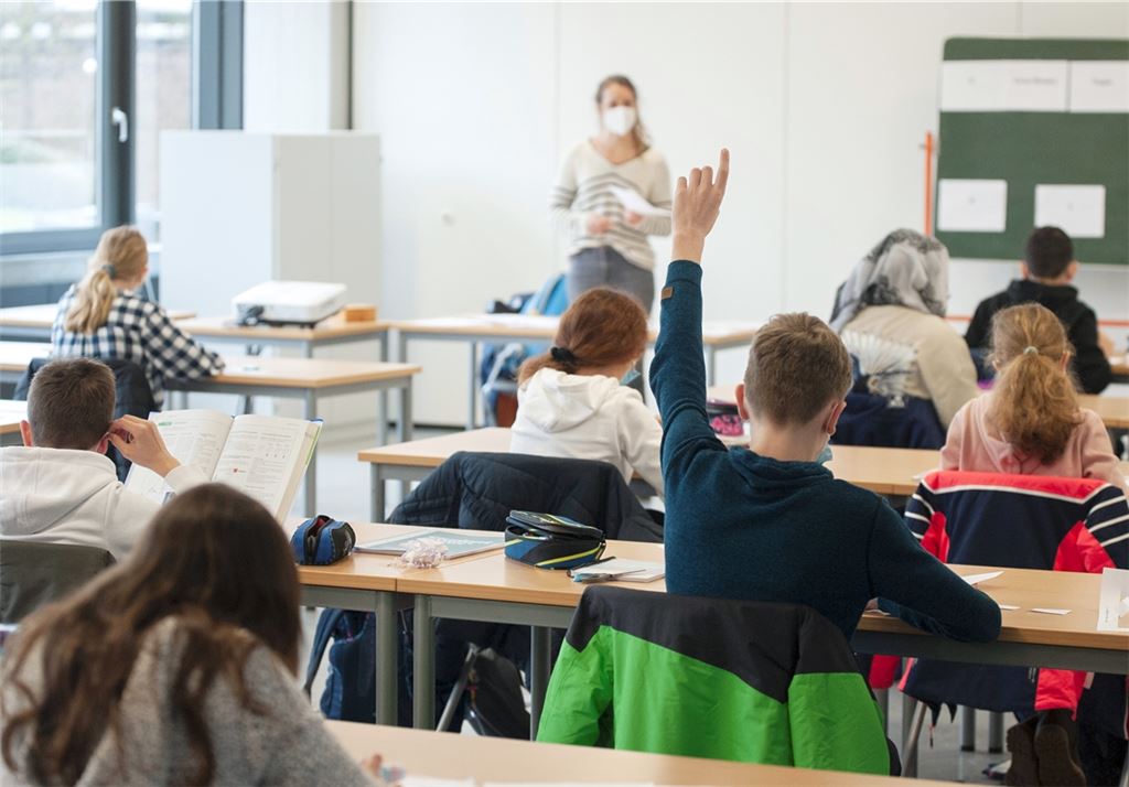 Präsenzunterricht im Klassenzimmer – danach sehnen sich viele Schüler. Doch in der Realität ist man davon trotz der Testmöglichkeiten und erstgeimpften Lehrer weit entfernt. Dadurch werden die Bildungslücken bei einigen Kindern und Jugendlichen immer größer. Archivfoto: Fotomoment