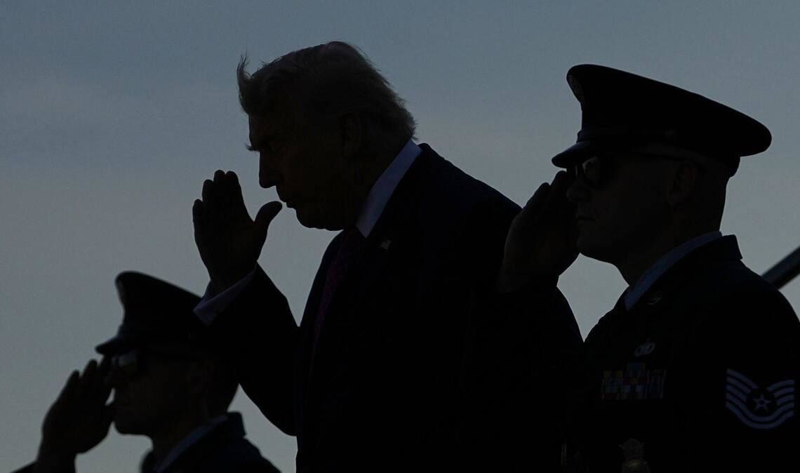 Präsident Donald Trump salutiert bei seiner Ankunft mit der Air Force One auf dem Flughafen Charlottesville-Albemarle.