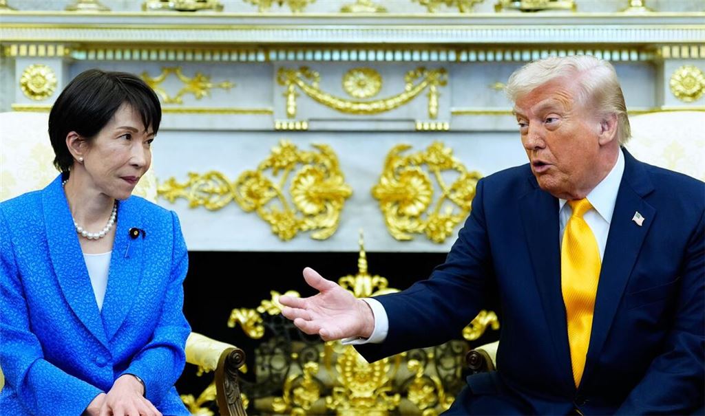 Präsident Donald Trump spricht mit Japans Premierministerin Sanae Takaichi im Oval Office des Weißen Hauses.