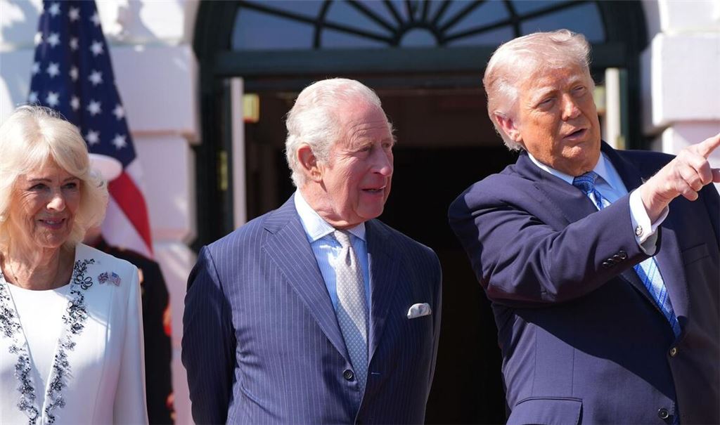 Präsident Donald Trump spricht mit dem britischen König Charles III. und Königin Camilla bei ihrer Ankunft im Weißen Haus.