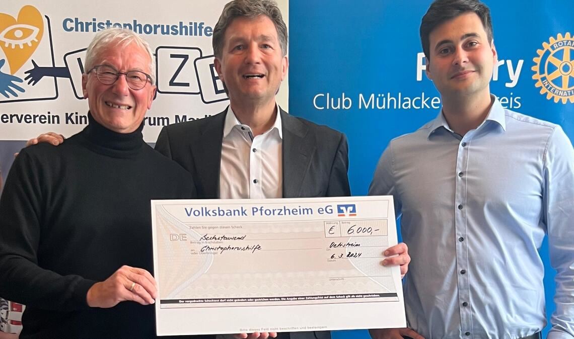 Präsident Michael Craiss (Mitte) und Dennis Kirschbaum bei der Spendenübergabe an Fritz Schäfer (li.). Foto: privat