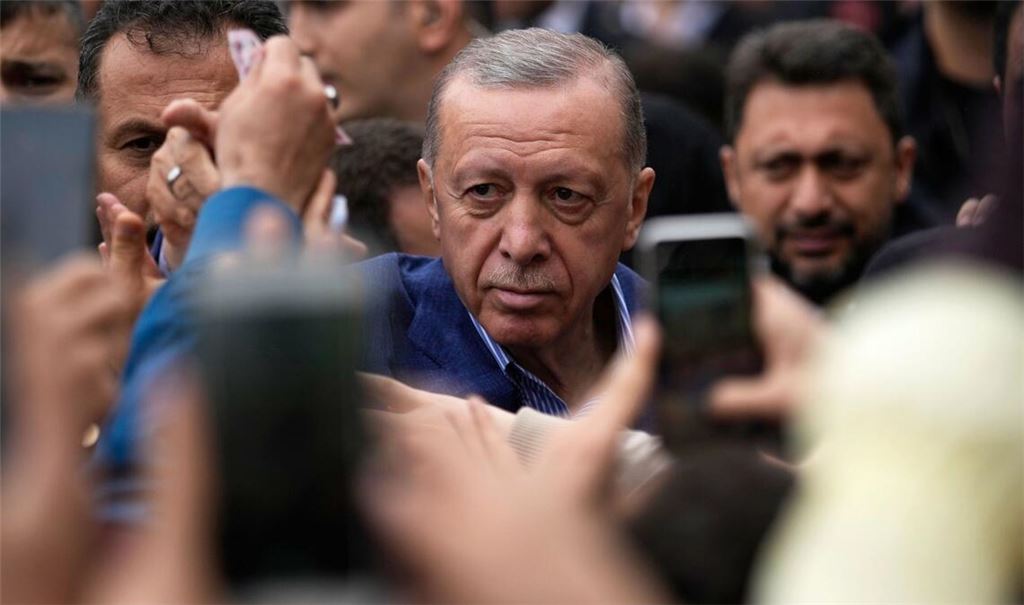 Präsident Recep Tayyip Erdogan nach der Stimmabgabe im Wahllokal.