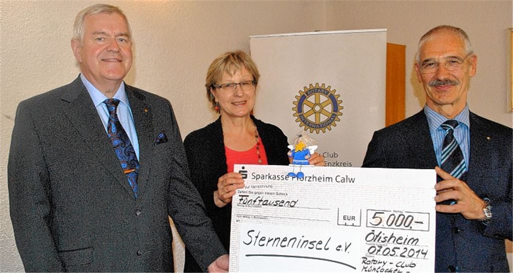 Präsident Rolf Schneider (re.) und Clubmaster Wolfgang Hofmann vom Rotary Club Mühlacker-Enzkreis überreichen Angelika Miko einen Scheck über 5000 Euro zur Unterstützung der Arbeit des ambulanten Kinder- und Jugendhospizes „Sterneninsel“ in Pforzheim und dem Enzkreis. Foto: Stahlfeld