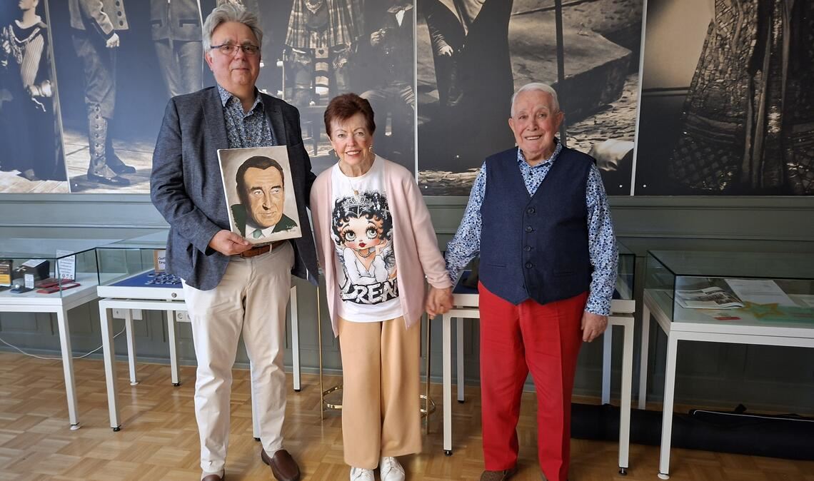 Präsident Thomas Kleinheinz (li.) und das Ehepaar Ingrid und Hans A. Hey beim Pressegespräch in der Frick-Gedächtnisstätte. Foto: Bastian