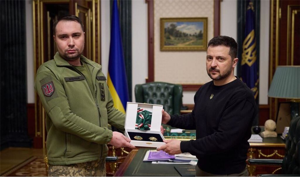Präsident Volodymyr Zelenskyj zeichnet Geheimdienstchef Kyrylo Budanov (li.) aus. Der 39-jährige Generalleutnant diente in einer Spezialeinheit, wurde mehrfach im Donbass und auf der Krim verwundet.