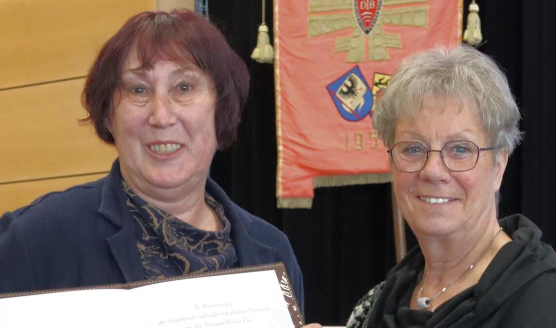 Präsidentin Bärbel Vorrink (re.) überreicht die Urkunde an das neue Ehrenmitglied Sigrid Christiansen. Foto: privat