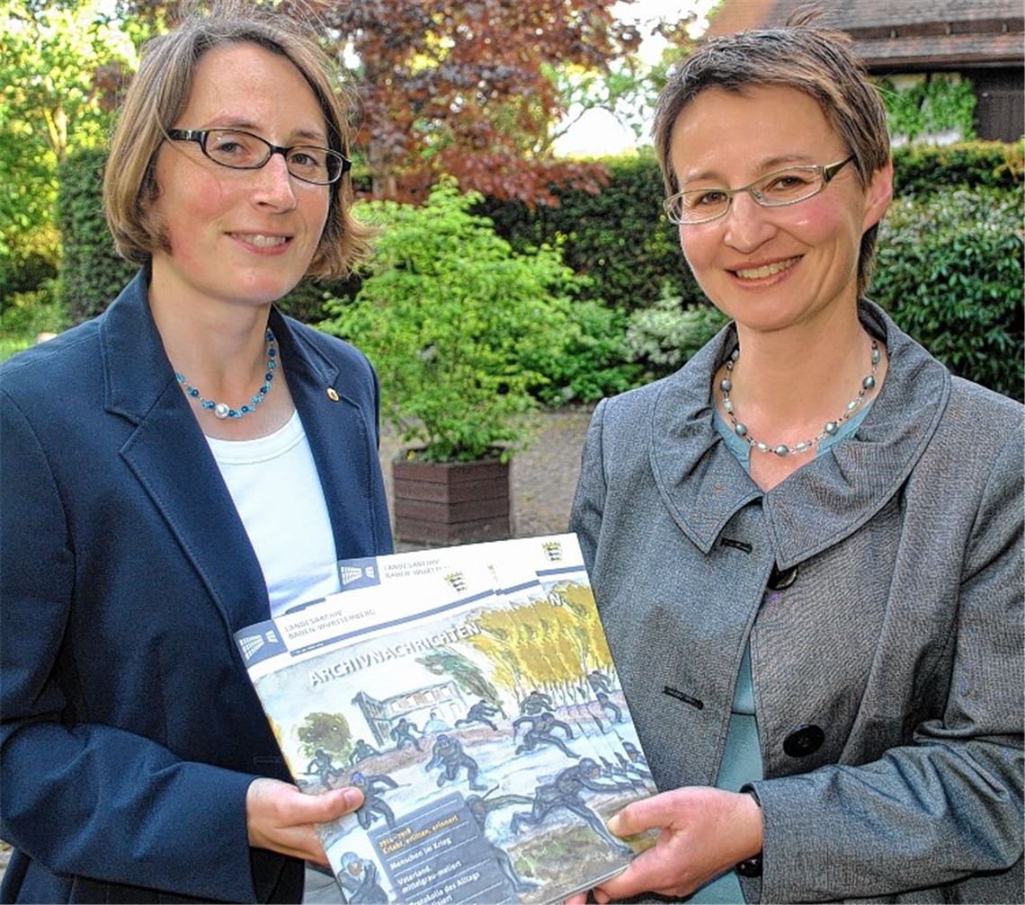Präsidentin Isabelle Ziegler (li.) und Dr. Elke Koch vom Staatsarchiv Ludwigsburg. 