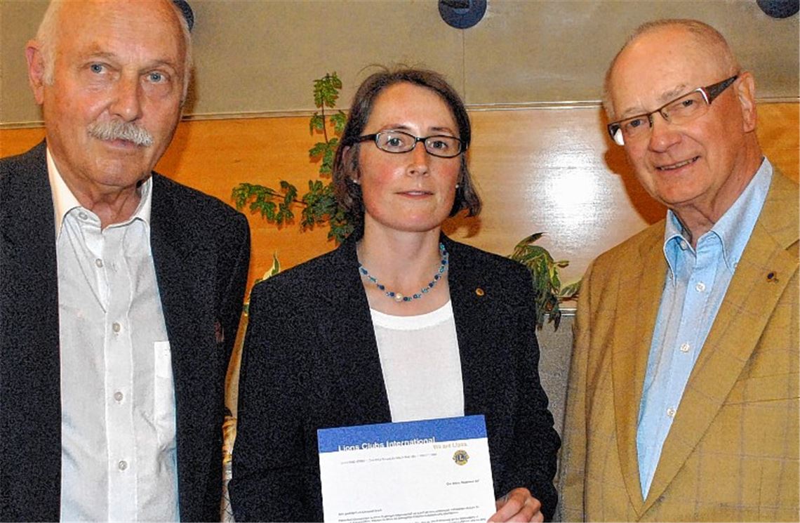 Präsidentin Isabelle Ziegler überreicht die Auszeichnungen an Manfred Michallik (re.) und Christoph Brudi.