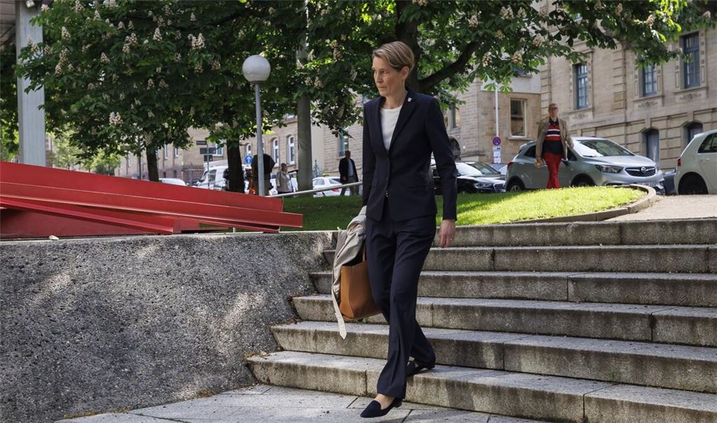 Präsidentin Stefanie Hinz auf dem Weg zu ihrer Zeugenaussage im Prozess gegen den Inspekteur am Stuttgarter Landgericht.