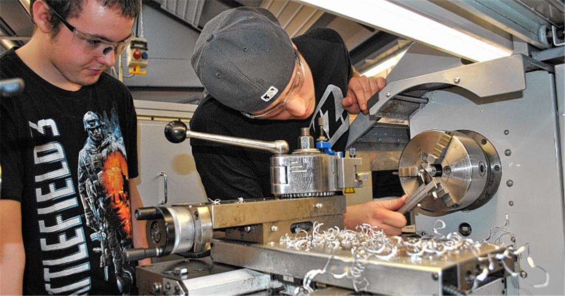 Präzisionsarbeit an der Drehmaschine beim Infotag der gewerblichen Berufsschule: Daniel Reinhold (li.) und Robin Schaffran.