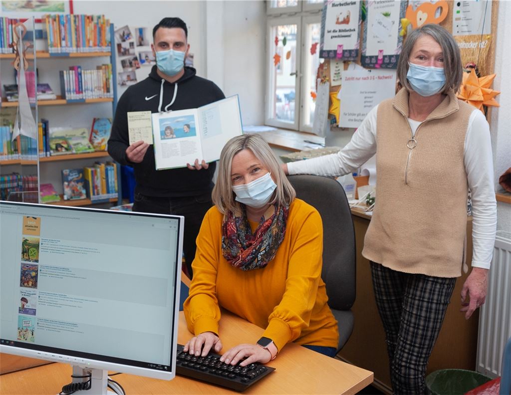 Praktikant Jerome Barbier, Heidrun Fink und Claudia Heiler (v. li.) haben die Kinderbibliothek in Enzberg auf ein digitales Ausleihsystem umgestellt. Foto: Fotomoment