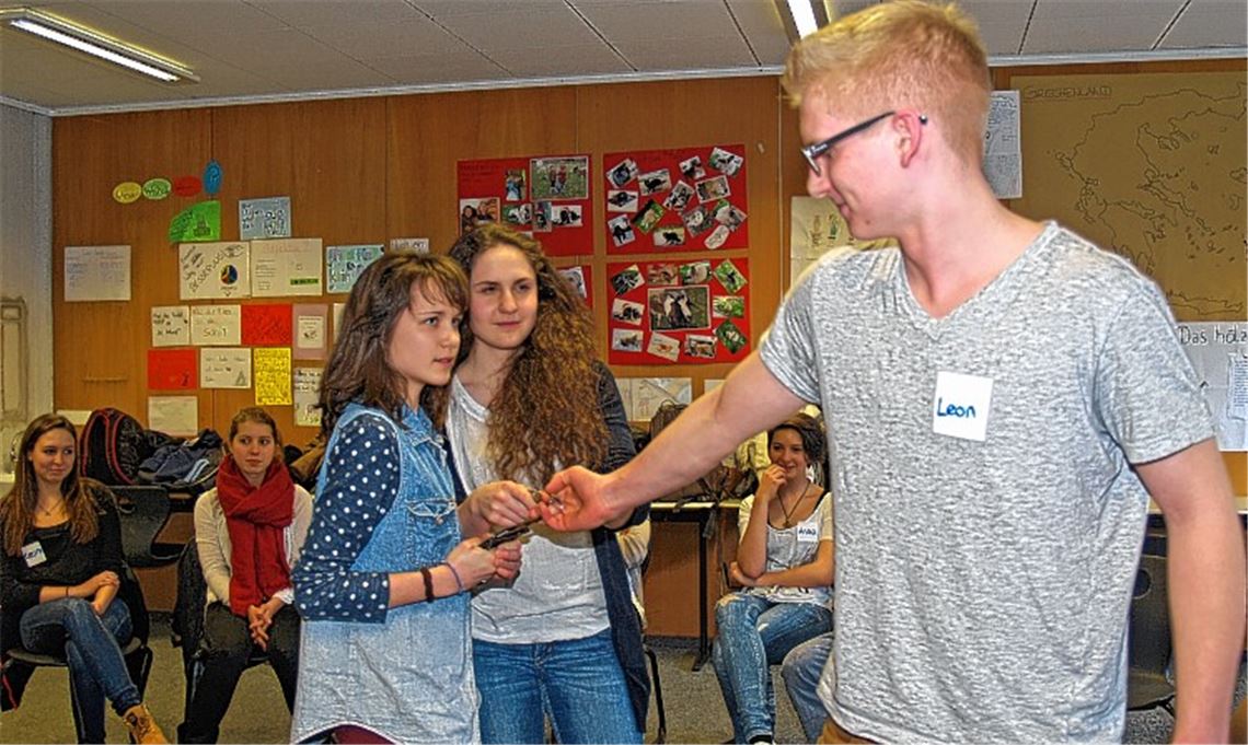 Praktische Übungen statt trockener Theorie: Ein Gerangel um den Autoschlüssel zwischen zwei Schutzengeln und Leon, der sich im Rollenspiel betrunken ans Steuer setzen will.