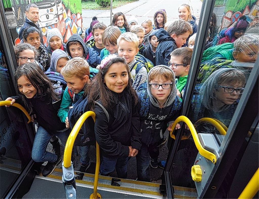 Schüler üben das Busfahren