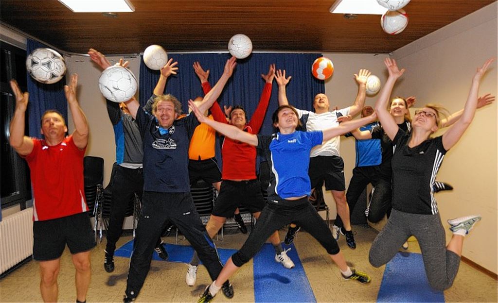 Praxistest: die AH-Spieler des TSV Mühlhausen beim Trainingsprogramm mit den Studentinnen (v. li.) Helen Wegert, Katja Sattmann und Kyra Straub.