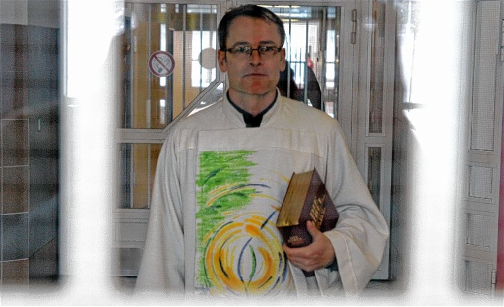 Predigen hinter Gittern und Stacheldraht: Pastoralreferent Joachim Scheu arbeitet in der Justizvollzugsanstalt Heimsheim. 
