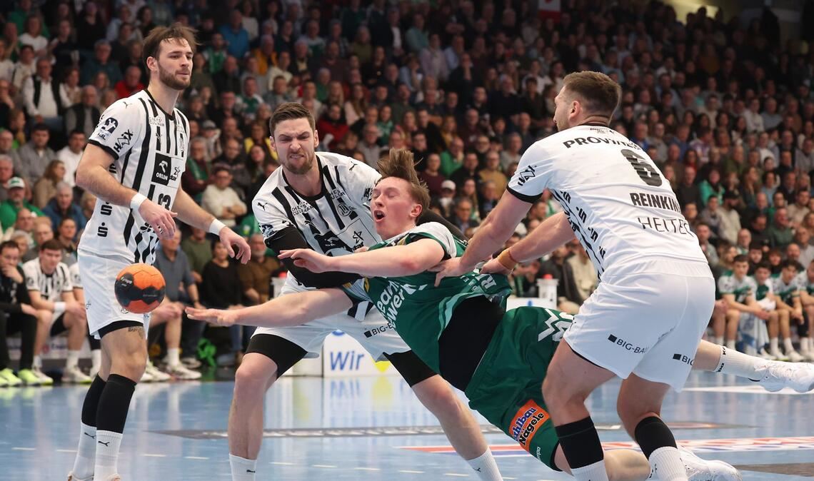 Pregler wird von Hendrik Pekeler und Harald Reinkind (re.) gestoppt.