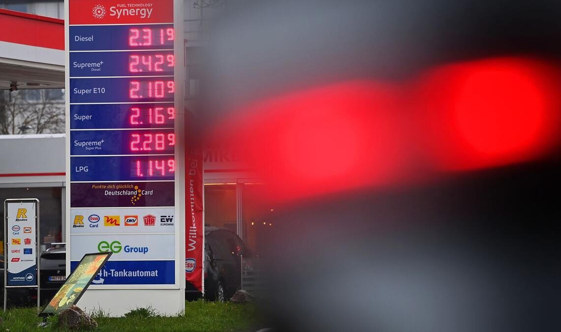 Preise an Tankstellen steigen: Die Regierung plant Entlastungen für Bürgerinnen und Bürger.