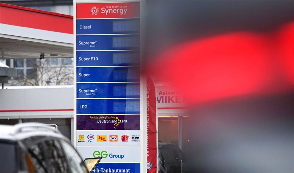 Preistafel an einer Tankstelle: Die reduzierte Spritsteuer könnte schon in wenigen Wochen greifen.