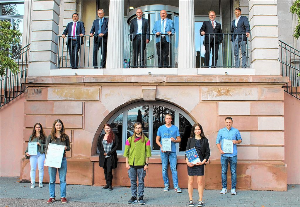 Preisträger und ihre Förderer (oben v.li.): Dr. Georg Stickel, René Baum, Dr. Gerhard Flöck, Kreishandwerksmeister Rolf Nagel, Karl-Heinz Feilen und der stellvertretende Kreishandwerksmeister Frank Herrmann. Unten v.li. die Preisträger Hanna Heuberger, Theresa Ott, Larissa Gutwein, Kai Mark Jilinski, Justin Brenk, Alina Stumpf und Matteo Kazenberger. Auf dem Bild fehlt Kai Werner.privat