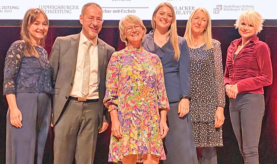 Preisträger (v.li.): Ann-Katrin Notter und Klaus Notter (Notter GmbH), Karin Eckstein, Isabel Berger und Andrea Kienzle (Familienherberge), Moderatorin Tatjana Geßler. Foto: privat