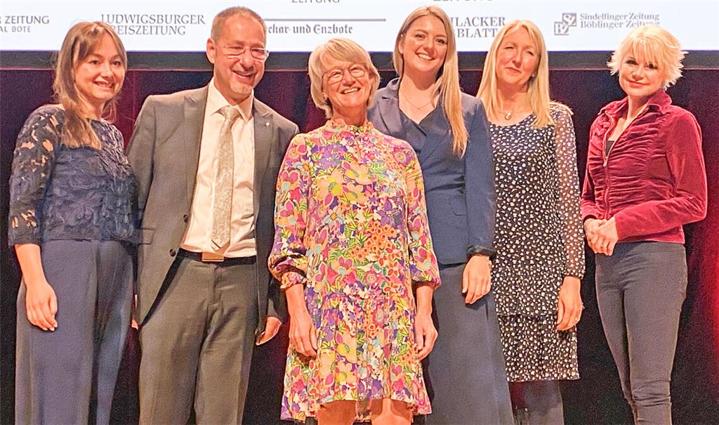 Preisträger (v.li.): Ann-Katrin Notter und Klaus Notter (Notter GmbH), Karin Eckstein, Isabel Berger und Andrea Kienzle (Familienherberge), Moderatorin Tatjana Geßler. Foto: privat