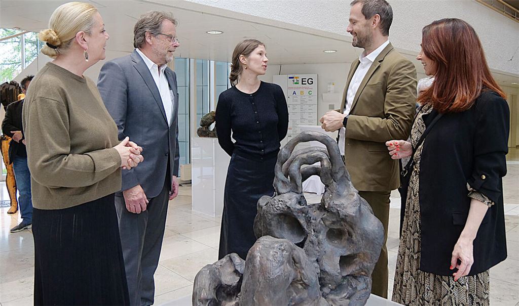 Preisträgerin Laura Eckert (Mitte) mit (v.li.) Kunsthistorikerin Regina M. Fischer, Stiftungsvorstand Dr. Kuno Schlichtenmaier, Landrat Bastian Rosenau und dessen Referentin Sandra Kohler. Foto: Friedrich