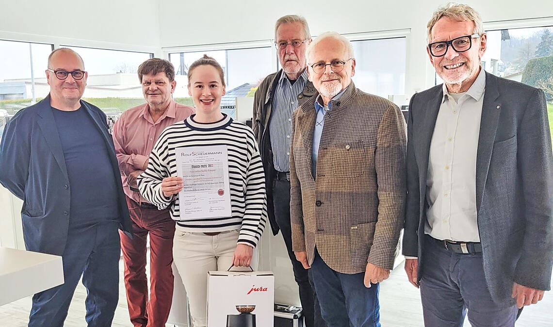 Preisträgerin Lesline Kempter flankiert von Professor Johann Stockhammer, dem Vorsitzenden der Stiftung, Karl Röckinger, dessen Stellvertreter Uli Münchinger, dem Schriftführer Klaus-Peter Böhringer und dem Beisitzer Karl-Heinz Oehler. Foto: privat