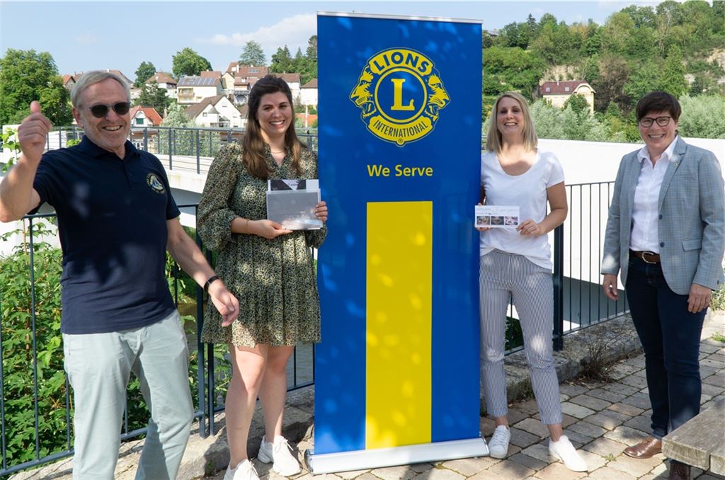 Preisübergabe an der Treppe des Waldenserstegs, die einst der Lions Club Mühlacker gespendet hatte.privat